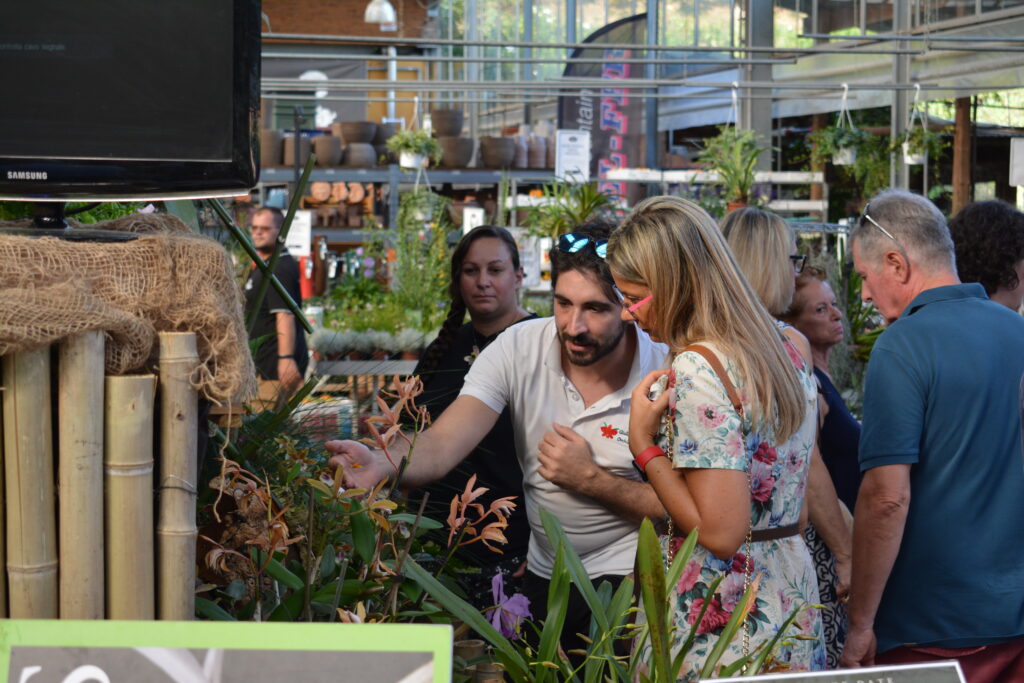 Onorevole Maria Chiara Gadda con Giulio Celandroni e Francesca Castiglione, scelta della Migliore Orchidea e del Miglior Allestimento della mostra Varese Orchidea 2023